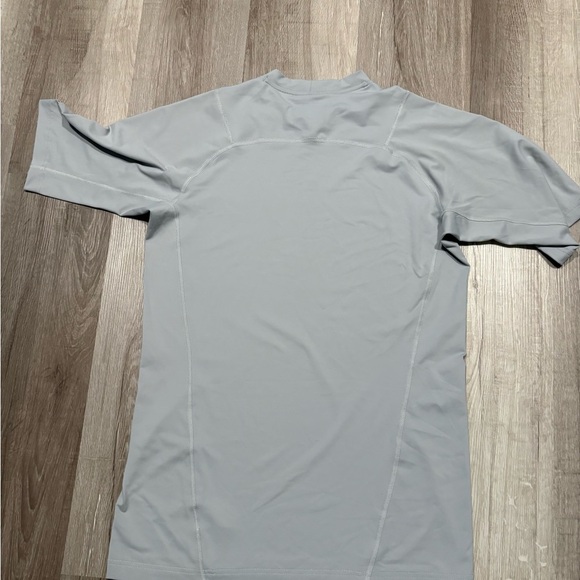 Columbia Men's Light Gray Rash Guard - Picture 5 of 5